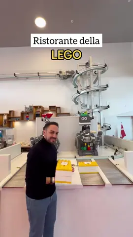 Ristorante a tema Lego 🧩 🇩🇰 Se siete alla ricerca di posti unici e particolari il ristorante Lego deve, prima o poi, essere una delle vostre visite. Il ristorante si chiama “Mini Chef” e si trova a Billund in Danimarca, all’interno della Lego House 🧩 Accomodati al tavolo, troverete un menù fisso, di circa 30€ a persona, ma sarete voi a personalizzarlo in base alle vostre preferenze e gusti 👾 Saranno poi i mini chef a prepararvi i vostri ordini e dovrete poi voi ritirarli direttamente dai robot 🏷️ Se siete appassionati Lego, questa esperienza dovete assolutamente provarla. Tagga chi ci devi portare e seguimi per altre curiosità di viaggio 🧳  - #lego #legohouse #ristorante #denmark #billund #minichef 