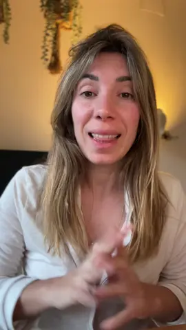 No son preguntas sencillas porque cuando escuchas la reacción de tu cuerpo ante la primera, es posible que te asustes.  Si tu relación es fenomenal, solo servirá para afianzar el sentimiento positivo 🫂 Pero cuando te sorprendes sintiendo rechazo ante un futuro igual con tu pareja, te aporta una información valiosísima.  Te aseguro que es más común de lo que piensas, porque es muy humano entras en la monotonía y en el piloto automático. Es tremendamente sencillo desconectarse ⚡️ La pregunta número 5️⃣ es la siguiente: - después de reflexionar, si un futuro sin esa persona sigue siendo algo que no deseas…¿qué te impide tener esa conversación y empezar a cambiar aquello que crees que os reconectaría?  Te leo 🫂💕 #saludmentaltiktok #aliciagonzalezpsico #aliciagonzalezpsicologa 