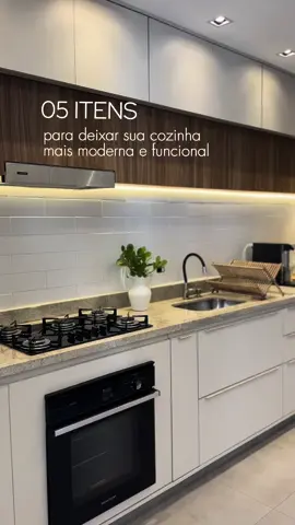 Mostrando um pouco mais dessa cozinha pronta com 05 itens indispensáveis para um ambiente mais moderno e funcional!! Quais desses itens vocês possuem em casa? Conta pra gente nos comentários! . #arquitetura #arquiteta #fy #foryou #fyp #projetodeinteriores #projetocozinha #cozinha