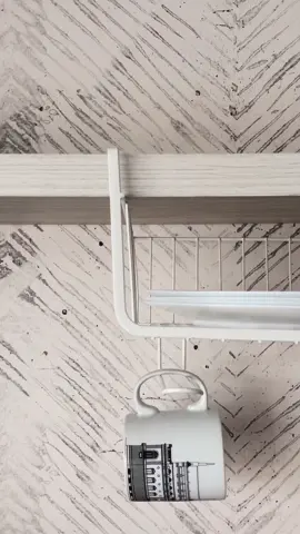 Capacidad llena? Platos apilados de manera desorganizada? Esta cesta colgante te permite apilar tu menaje o loza de manera fácil y estética.  Y no solo puedes usarlo en la cocina, también puedes anclarlo a tu escritorio, muebles de lavandería, donde se te ocurra para optimizar espacio 👌🏻 #cestaorganizadora #cocina #organizacion #organizacióndelhogar #emprendimiento #emprende #kitchengadgets #KitchenHacks 