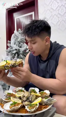 Trai đẹp mukbang Hàu. Ăn hết đống này xả vào đâu 😂😂 #traitrung #xuhuong #mêtraiđẹp #traidep #ngamtraidep #douyin #traimlem #trai #gym 