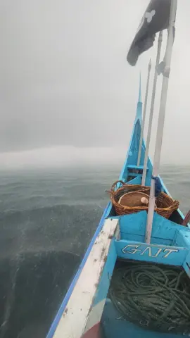 katiko cuaca buruk di tengah laut. #gunung_talang #fypシ゚viral #pelautsumbar #pukatpayang #nelayantradisional #pelauttangguh💪 @🅰🆁🅸🅴0229 @p 