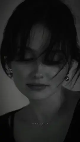 نَور القمَر واضح لَو تَغطيه الغَيوم والشَوق يفضح صَاحبه لَو مَا تكلم 🖤! 🖤.  🖤.  🖤.  #عمر_خالد  #لو_تشوف_هاذا_حالي  #مشتهي_كلمة_احبك #لوغبت_لوجفيت_لويموت_الشوق_بيا  #fyp #explore #اكسبلور #ستوريات #تصميمي #trending #سوريا #حب  #عصفورة #🖤 