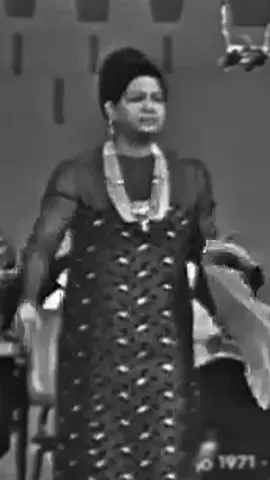 امل وحنان... وصفولى الصبر لقيته خيال وكلام فى الحب يادوب ينقال اهرب من قلبي اروح على فين ليالينا الحلوه فى كل مكان ماليناها حب احنا الاتنين ومالينا الدنيا امل #كوكب_الشرق #ام_كلثوم 