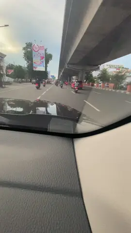 Nikmati saja alur nya😊#sopirpribadi #driver #drivermuda #berandatiktok #tren #xbcyza #fypシ゚viral #bugisbonepunya #makassartiktokers #fyppppppppppppppppppppppp #jalantolmakassar 