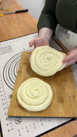 К какой кухни относится данное блюдо ?😍 Türkçe⬇️🇹🇷 ( слоеные мясной пирог)  Тесто : Мука 600 г  Соль 1ч л  Вода 300мл Замесить тесто. Дать отдохнуть 5 минут затем разделить на две неровные части. Каждую часть раскатать смазать масло И свернуть рулет натягивая тесто затем закрутить улиткой. Поставить в холодильник на 30 мин. Тесто достать с холодильника раскатать сначала большой кусок, выложить в форму, сверху начинку. Затем раскатать  маленький кусок и положить поверх начинки и соеденить  края. Смазать яйцом.    Начинка : Мясо любое 600гр  Лук 2 шт средних Картошка 2-3 шт Жир 50-100 гр Соль, перец, паприка и зелень по вкусу. Растопленное сливочное масло 150гр (для смазывания теста) ➡️ Запекаем при температуре 200 градусов 50-60 минут  Приятного аппетита🌹 Türkçe tarif 🇹🇷⬇️ etli börek) Hamur :  Un 600 gr  Tuz 1 çay kaşığı  Su 300ml Hamuru yoğur. 5 dakika dinlendirdikten sonra iki eşit olmayan parçaya bölün. Her parçayı açın, tereyağıyla yağlayın ve ruloyu yuvarlayın, hamuru uzatın, ardından salyangoz gibi bükün. 30 dakika boyunca buzdolabına koyun. Hamuru buzdolabından çıkarın, önce büyük bir parça açın, bir kalıba koyun ve iç harcını  dökün. Daha sonra küçük bir parça açın ve üzerine yerleştirin ve kenarlarını kapatın. Üzerine çarpılmış yumurta sürün Dolgu:  Herhangi bir et 600g  Soğan 2 adet orta boy  Patates 2-3 adet  Yağ 50-100 gr  tuz, karabiber, kırmızı biber ve otlar.  Eritilmiş tereyağı 150 gr (hamuru yağlamak için)  ➡️ 200 derecede 50-60 dakika pişirin Afiyet olsun 🌹 #кутебе #слоеныйпирогсяблоками ##пирог #мяснойпирог😋 #ketetarifi #tarif #emek #börek #etlibörek #patatesli #patatesliborek