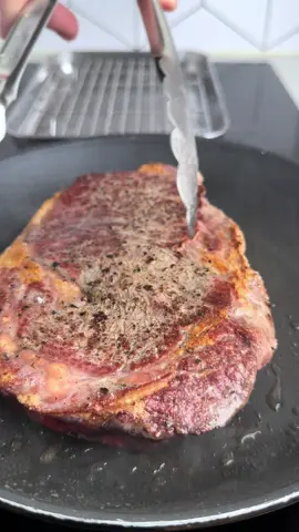 Entrecôte de Boeuf au Beurre d'Ail! 🥩🧄  🔪 Mes couteaux sont dispos sur le site Kotaikitchen 🔪 Et tu as -15% avec mon code CHEFTHEO 😉 🌿 Pour le beurre composé 🌿 - 250g de beurre  - 1 petite échalote  - 3 gousses d'ail - Persil frais  - Sel, poivre  - Piment d'espelette #entrecote #viande #boeuf #viandar #beurre #beurremaitredhotel #ail #viandegrillée #cuisinesimple #meatlovers 