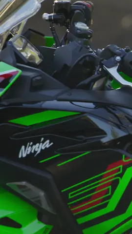 Experience extra peace of mind with your all-new #Ninja500. KIPASS (Kawasaki’s Intelligent Proximity Activation Start System) detects as you approach the bike by using a master key system that senses your proximity to the cockpit which allows remote activation of the bike’s main switch and steering lock. #MakeYourStatement #NinjaLife #GoodTimes . . . KIPASS is available on the Ninja 500 SE model only.