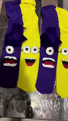 Calcetas Locas, Los Minions 🤪 Los amamos mucho y por ustedes es un placer hacer las cosas 💗💙 #calcetaslocas #semanadelniño #losamo #mellizos #diadelniño #parati #viralll #losmejores #felicidad #mamaprimeriza💜💓 #comedia #minions #calcetas 