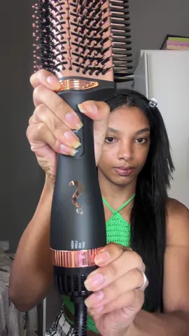 Escova com pente alisador ELLA escova 5 em 1: Desembaraça, seca, modela, alisa e sela os cabelos; Ela também conta com uma tecnologia PTC de aquecimento em 30 segundo, promovendo praticidade no nosso dia a dia. Usem o cupom MARIAALINE para garantir 10% OFF no site @Segredo Dela (válido para itens fora de promoção).  *publi #escovasecadora #escovamodelada