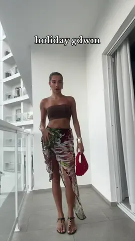 is anyone else this indecisive when getting ready😭🍒🌴✨ #holidaytiktok #holidaydinneroutfit #holidaygrwm #vacationgrwm #gdwm #vacation #mexico #dinneroutfit #holidayoutfit 