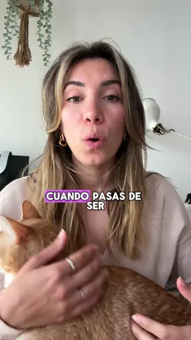 Esa transición puede ser complicada porque estás en tierra de nadie. No sabes si pedir, si no pedir, si reclamar o expresarte. Es complicado, sobretodo cuando la persona que te cambia está viviendo una experiencia que le absorbe como mudarse fuera, tener pareja, hijos, emprender, un trabajo nuevo…  El problema es que esa transición puede durar muchísimo tiempo.  Cuídate, llénate de otros amores 🫂 las relaciones son insustituibles y lo pasarás mal, es inevitable y forma parte del vínculo, pero si te cuidas con amor y paciencia, puedes hacerle más ligero el camino ✨ #saludmentaltiktok #aliciagonzalezpsicologa #aliciagonzalezpsico 