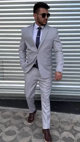✅ Costume slim em microfibra cinza claro príncipe de gales ✅ Camisa gola tradicional slim de algodão branca ✅ Gravata slim cetim azul marinho  ✅ Sapato casual derby maldivas café Quer saber mais? Entre em contato conosco ou venha até nossa loja.  WhatsApp 37 99872-3989 Loja La Republica, Rua Pernambuco, 700, Centro, Divinópolis-MG.  #lojamasculina #modamasculina #roupamasculina #roupacasual #camisa #camisamasculina #camisacomelastano #camisabranca #terno #ternoslim #ternonoivo #ternomasculino #ternocinza 