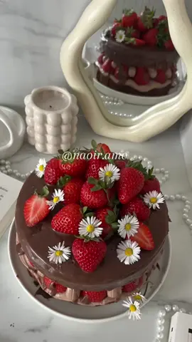 🍓 🍫✨ Génoise chocolat : 4 œufs 120 g de sucre 180 ml d'huile de tournesol 380 ml de lait 350 g de farine 16 g de levure chimique 50 g de poudre de cacao Préchauffé à 180• Casser les œufs dans le bol et ajouter le sucre. Mélangez le tout à grande vitesse pour obtenir une belle pâte claire. Verser l'huile de tournesol le lait, levure chimique le poudre cacao et la farine. Verser la pâte dans le moule de 18 cm. Enfourner 30 à 45 minutes. Crème :  250 g de mascarpone  200 g de crème fleurette entière 30%  2 các de nutella  Ganache :  200 g de chocolat au lait  100 ml de crème liquide entière 30%  …. #chocolat #cake #chocolatecake #strawberrycake #Recipe #inspiration #cakeinspo #aesthetic #spring #aestheticcake #asmr #birds #asmrsounds #baker #viral #cookies #cute #pourtoi #vintage #beauty #recettefacile #recette #gateau #layercake 