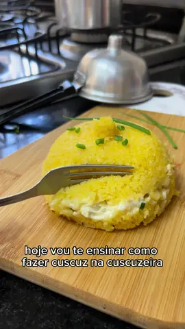 Hoje vou te ensinar como fazer CUSCUZ na cuscuzeira com um recheio delicioso! E o segredo para deixar ele lindo e com uma textura perfeita! 🌽🌱 Ingredientes:  - 1 xícara de flocão de milho (80g) dá para fazer 2. - ⁠80 ml de água  - ⁠1 pitada de sal  - ⁠frango desfiado - ⁠milho  - ⁠2 colheres (chá) de requeijão - cebolinha  - ⁠manteiga para untar 👉🏼Deixar hidratar por 10 minutos e colocar no fogo quando a água estiver fervendo, saindo vapor… colocar a pecinha, tampar e cozinhar por 3 minutos.  Simples assim! Agora é só degustar!  Já envie para os amigos que vão apaixonar nessa receita! 🌽🌱 Fica a dica da nutri! ❤️ #cuscuz #receita #receitasaudavel #receitafacil #receitapratica