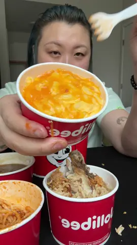 did u guys know jolibee had mac n cheese? Their spaghetti is one of my fav fast food items tho !! #jolibee #macandcheese #tiktokfood #foodtiktok 