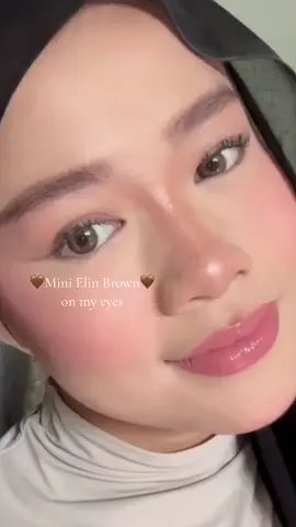 Raya kan sebulan? 👀 Searching for bold yet natural brown lens for your raya open house makeup house? ➡️ Mini Elin Brown is your match! Watch how our MuseMaker @razzzalyea is slaying it 👋🏻 DM us on IG (eyemuse_official) for more review photos 👩🏻‍🔬✨ #eyemuse #contactlenses #naturalcontactlenses #contactlensesmalaysia #fyp 