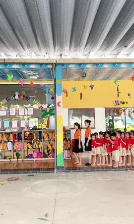 Các cô muốn quay trend này phải dựng máy quay cố định thì mới mượt được nhé#xuhuongtiktok #giáoviênmầmnon #hathu #đutrendtiktok #lớphọcvuinhộn #họccungtiktok #xuhuong 