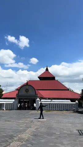 Masjid Raya Yogyakarta, atau lebih dikenal sebagai Kagungan Dalem Masjid Gedhe Kauman, merupakan bagian tak terpisahkan dari Kesultanan Yogyakarta. Keberadaan Masjid Gedhe menegaskan keberadaan Yogyakarta sebagai kerajaan Islam. Masjid Gedhe dibangun di sisi barat Alun-Alun Utara dan barat daya Pasar Beringharjo, tidak jauh dari bangunan keraton. Tata ruang ibu kota kerajaan yang menempatkan keraton sebagai pusat pemerintahan, pasar sebagai pusat ekonomi, dan tempat peribadatan sebagai pusat agama dalam posisi seperti ini, telah dilakukan oleh kerajaan-kerajaan Jawa semenjak era Majapahit. Masjid Gedhe didirikan pada hari Ahad Wage 29 Mei 1773 Masehi, atau 6 Rabi'ul Akhir 1187 Hijriah/Alip 1699 Jawa. Pendirian tersebut ditandai dengan candra sengkala yang berbunyi Gapura Trus Winayang Jalma, sengkalan tersebut tertulis pada prasasti di serambi masjid. Masjid Gedhe didirikan atas prakarsa Sri Sultan Hamengku Buwono I dan Kiai Fakih Ibrahim Diponingrat selaku penghulu keraton. Adapun rancang bangunnya dikerjakan oleh Kiai Wiryokusumo. Gaya arsitektur Masjid Gedhe mewarisi gaya Masjid Demak. Karakteristik dari masjid ini adalah keberadaan empat pilar utama atau dikenal dengan saka guru dengan atap berbentuk tajug lambang teplok. Tajug lambang teplok adalah bentuk atap bersusun tiga. Secara filosofis, tiga tingkatan pada atap menggambarkan tahapan dalam menekuni ilmu tasawuf, yaitu syari’at, thareqat, ma’rifat. Tiga tingkat pada atap tersebut juga dapat dimaknai sebagai iman, islam, dan ikhsan. Terdapat 48 (empat puluh delapan) pilar di dalam bangunan masjid ini, sementara atapnya terdiri dari 16 (enam belas) sisi dengan tiga tingkat. Bagian-bagian masjid terdiri dari mi’rab atau tempat pengimaman, liwan yaitu ruangan luas untuk jamaah, serambi yang merupakan bagian luar bangunan, dan tempat wudhu. Di dalam Masjid Gedhe terdapat ruangan khusus bagi raja ketika hadir di masjid, berada di baris (shaf) terdepan, dikenal dengan nama maksura. Sebagai ciri bahwa masjid ini milik Sultan, maka di puncak atap dipasang hiasan mahkota berbentuk bunga. Hiasan pada puncak atap semacam ini disebut sebagai mustaka. Mustaka pada puncak-puncak masjid milik Sultan merupakan stilirisasi dari bentuk gada, daun kluwih, dan bunga gambir. Gada melambangkan keesaan Allah. Daun kluwih mengarah pada kata ‘linuwih’ atau lebih, yaitu manusia akan memiliki kelebihan jika telah melewati tiga tahapan ilmu tasawuf. Sedang bunga gambir melambangkan arum angambar atau keharuman yang menebar. Bangunan Masjid Gedhe diperluas karena jamaah yang bertambah banyak, hanya dua tahun sejak didirikan. Perluasan ini berbentuk pembangunan serambi dengan bentuk limasan dua tingkat, ditandai dengan candra sengkala yang berbunyi Tunggal Windu Pandhita Ratu (1701 J). Pembangunan serambi tersebut bersamaan dengan pembangunan dua bangunan tambahan yang disebut sebagai pagongan. Dua bangunan tersebut dipergunakan sebagai tempat dua rangkaian gamelan pusaka, yakni Kiai Gunturmadu dan Kiai Nagawilaga. Kedua gamelan ini dimainkan selama berlangsungnya upacara Sekaten. Pada masa awal Kesultanan Yogyakarta, masjid ini juga dipergunakan sebagai tempat untuk menyelesaikan masalah yang berkaitan dengan hukum Islam, terutama masalah perkara perdata. Pimpinan pengurus masjid adalah penghulu keraton yang berada di dalam struktur Abdi Dalem Pamethakan. Salah satu Abdi Dalem penghulu keraton yang pernah bertugas di masjid ini bernama Raden Ngabei Ngabdul Darwis, kelak dikenal sebagai Kiai Haji Ahmad Dahlan, pendiri Muhammadiyah. Sebagai Khatib Amin, ia memiliki tiga tugas utama. Memberikan khotbah Jumat bergantian dengan delapan khatib yang lain, piket di serambi masjid, dan menjadi anggota Raad Agama Islam Hukum Keraton. Prosesi penyelesaian permasalahan hukum dilaksanakan di serambi masjid yang juga disebut sebagai Al Mahkamah Al Kabirah. Selain sebagai tempat pengadilan agama, juga berfungsi sebagai tempat pertemuan para alim ulama, pengajian dakwah islamiyah, dan peringatan hari besar. #fyp #masjid 
