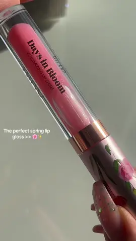 Days In Bloom Volumizing Lip Shine 02 from @KIKO Milano is the perfect spring lipgloss😍🌸 #lipgloss #springlipgloss #lipglossswatch #lipstick #volumizingproducts #lipproducts #shinylipgloss #glossylips #makeupoftheday #kikomilano #makeupoftiktok #smallcreator #fyp #foryou