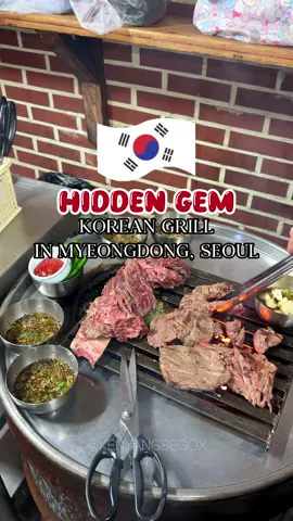 [HIDDEN GEM] Korean Grill in Myeongdong, Seoul 🇰🇷  Cara makan unik banget di sini. Grill & makan sambil berdiri 👀 Di sini juga gak ada pilihan menunya karena menu special mereka “SHORT RIBS”🥩 Jujurly ini beneren enak bangettt. Dagingnya juicy dan lembut banget pas digigit👌🏻☺️ Ciri khasnya juga celupin ke bumbu sauce yang udah di sediain. Rasanya nikmat bangettt 👌🏻 Dagingnya juga FRESH & gak ada bau sama sekali. Setau gw jarang ada orang Indonesia yang makan ke sini. Buat yang penasaran dan mau cobain bisa langsung cek lokasi di video ya! #kenyangbegox #kenyangbegoxinseoul #kenyangbegoxinkorea #fyp #kulinerkorea #myeongdongfood #myeongdong #shortribs 
