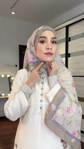 Cuba try yang ni this one easier i promise 🫶🏻  • sebelah pendek, sebelah panjang • yang panjang pin atas kepala • bawa semua tudung kedepan ( belakang sangat singkat) • and ambil all remaining pin atas kepala • by right, tudung dah sepatutnya jadi bentuk tiga segi dekat depan • kemaskan & siap! Tudung i semua from @Lima Segi Sdn Bhd these are their latest collections! #hijabwanitacantik #tutorialhijab #tutorialbawal #tutorialtudung #bawalonpoint