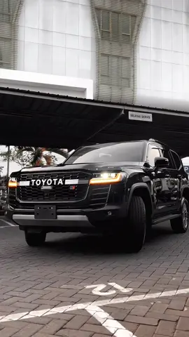 The KING Land Cruiser 300 GR-S 4x4 AT Info Pemesanan Toyota Jawa Timur hingga Bali Hub : Mike - Account Executive Toyota Astra Auto2000 Kenjeran Surabaya 0812.3132.3273 #toyotalandcruiser #landcruiser #landcruisergr 