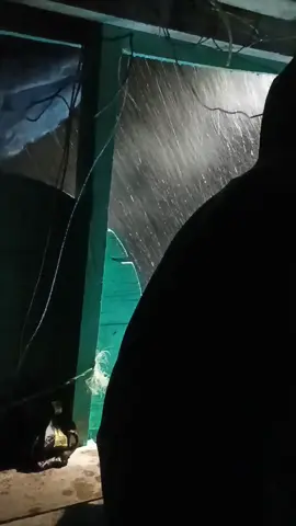 Badai ditengah laut 🌊❄💦 dan bertemu lumba lumba 🐬pengalaman tak bisa dibeli.. #laut #lautbangkabelitung #mancingmania #badai #hujan 