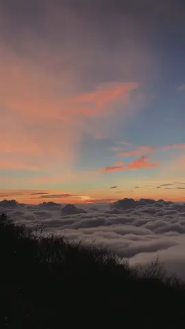 Golden sunrise lawu emang ngga ada obat✨ #lawuviacetho #sunriseview #gnlawu #fypシ 
