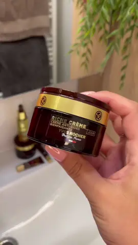 Crema Facial de Día Nutri Regeneradora Nutre y regenera intensamente la piel. Con la Crema Facial de Día Nutri Regenerador las arrugas parecen más lisas y la piel está más tersa y confortable.  Después de 1 mes, la piel está nutrida y regenerada.  Enriquecida con 30 Aceites Preciosos ricos en beneficios antienvejecimiento. Su plus: Su textura fundente suaviza tu piel para un efecto sedoso y aterciopelado. Resultados: La piel está nutrida y regenerada para el 83% de las mujeres. Activo Vegetal: 30 Aceites Excepcionales y Aceite de 1000 Rosas Favorece la regeneración celular#cute #tipsdebelleza #cancun #asesoradebelleza #asesora #yvesrocher #moda #elegante #skincare #beautyful #ulzang 