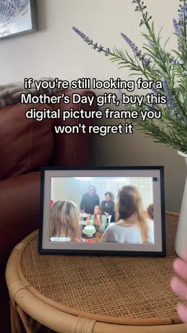 Its not too late to grab the perfect gift for Mother’s Day! #pictureframe #digitalpictureframe #mothersdaygift #musthaves #giftsforgrandparents #musthaveproducts #digitalphotoframes  #TikTokMadeMeBuylt