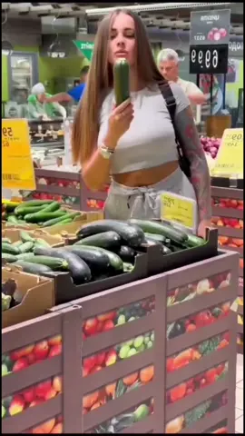 She knows what she wants #fyp #funny #funnyvideos #usa #usa_tiktok #cucumber #supermarket #groceries #viral #cucumbergirl #webdevil33 