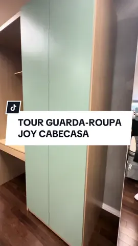 Hoje o tour é pelo guarda-roupa Joy CabeCasa! 💚 ✨ Desenvolvido para proporcionar a sensação de ter um guarda-roupas planejado por uma personal organizer, este móvel é a solução perfeita para suas necessidades de organização. Com prateleiras reguláveis e removíveis, adapta-se facilmente ao seu dia a dia. → O kit incluso conta com gabaritos de dobra, separadores de cabides e adesivos para identificação, tornando a organização ainda mais fácil. → O módulo de penteadeira é um espaço exclusivo para seus perfumes, maquiagens e acessórios, com espelho iluminado a LED e tampo em vidro temperado para praticidade máxima. → Seu design contemporâneo traz sofisticação e aconchego para sua decoração. ✨ ➡️ Toque na imagem para conferir os produtos marcados ou, se preferir, busque em nosso APP pela referência: • Conjunto Modulado Joy 3 Peças Módulo Nichos com 2 Gavetas, Penteadeira com Espelho e Cabideiro com N (ID: 878137) 📱 Acesse o link da bio para baixar o APP Madeira e receba em primeira mão nossas melhores ofertas! Tá na casa, tá na Madeira. 🧡