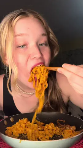 big bites ONLY 👩‍💻 buldak carbonara is my favorite flavor by far 😍  #asmr #asmrsounds #mukbang #buldak #buldakcarbonara #spaghettimukbang #ramen #asmrmukbang #fyp #bigbites #bigback #bussin #eatingsounds #tacobell 