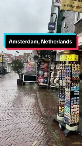 📍Volendam Village, Amsterdam, Netherlands 🇳🇱 Netherlands/Holland atau dikenali sebagai Belanda, adalah negara yang berada di bawah paras laut. Boleh di katakan cuaca di Amsterdam selalu hujan. 3 hari kami di Amsterdam hujan tak henti. Dari pagi sampai malam hujan tak berhenti. 24 jam hujan jee. 🤣 Suhu sejuk sgt2. Tambahan Winter Season lagi sejuk.  Beratus tahun lalu. Rakyat Holland ditertawa oleh orang europe negara lain, dikatakan Holland bakal hilang dari peta bumi (tengelam). Disebabkan Holland berada di bawah paras laut. Sekarang 2024 masih ada jee Netherlands ni. Tak tengelam pun🙂‍↕️ terbaik sistem saliran Netherlands. Walaupun kerap hujan & berada di bawah paras laut. Tapi jarang belaku banjir. Syabas juga kerajaan Netherlands. 👍🏻  p/s: Amsterdam antara bandar yang sangat sangat cantik tapi kerap hujan. Yang kurang cantik di Red Light District Amsterdam sahaja. (Amaran Jangan Cuba Google)🤣🤣🤣  #amsterdam #netherlands #holland #volendam #fishingvillage 