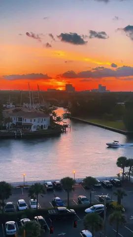 #sunset #sunsetlover #sunchaser #luxurylife #sunsets #sunsetvibes #ladykiller #fypp #vibes 