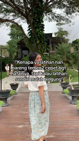 Klo kalian tim yg mana? Atau lebih fokus dan cepet hafal klo latihan sendiri? 🤭🙈 #tari #menari #latihantari #belajartari #fyp 