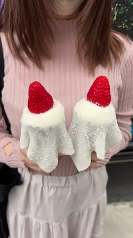 新宿で今だけ食べれる苺だいふくソフト🍓ソフトクリームの味は3種類から選べた🍦 🍓新宿タカシマヤ11階 T-Bear Cafe いちご大福ソフト 980円 #東京グルメ #新宿グルメ #japanesefood #tiktokfood #mochi #fyp 