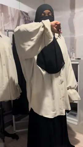 Style our Sakeena Oversized Tunic with me!! I love how Our Tunic can be worn as an open shirt once it’s pared with something modest below, it gives modest street style vibes!! The Sakeena oversized tunic is also perfect for reverts who are looking to dress modest but are not quite ready to wear abayas, and even if you are not a revert,this outfit can be worn by anyone! I see spring/ summer outfits.  Can you guess my two favourite details of this tunic?😍 #foryoupage #OOTD #modeststyle #tunicstyle 