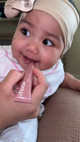 Anhelaba tener una hija solo para momentos como estos 😍😭🥹😂 #haileybieber #rhode #rhodeliptreatment #lipgloss #lips #haileybieberlipgloss @rhode skin @Hailey Bieber #babygirl #babygirlaesthetics #babygirl 
