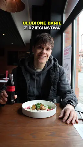 #REKLAMA Powrót wspomnieniami do przeszłości najlepiej wychodzi w połączeniu z jedzeniem z tamtych lat. W tym pomogła mi restauracja Ułan Browar gdzie mogłem spróbować regionalnego poznańskiego dania z moich czasów młodości. Czas spędzony tam był naprawdę magiczny a danie idealnie odświeżyło moje wspomnienia. Do posiłku nie mogło zabraknąć zimnej Coco-Cola Zero Cukru i takie zestawienie jest dla mnie przepisem na magię. Coca-Cola wprowadza Foodmarks w miastach na całym świecie! Foodmarks, dostępne na stronie Coca-Cola to prawdziwe miejsca, w których można cieszyć się Przepisem na Magię: chwila + posiłek + lodowata Coca-Cola. @ulanbrowar @cocacolapolska @cocacola #PrzepisNaMagie #Cocacolafoodmarks