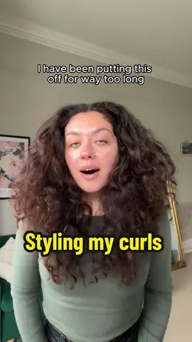 Curly hair routine for mega volume & definition with a ‘no part’  Curl products used:  @BounceCurl define brush  @Fable & Mane  -detangling Leave-In Conditioner  -moisturising volume spray   -smooth and shine hair oil  @Curlsmith microfibre towel  Products have been gifted with no posting obligation 💖 Hope you found this helpful. If you did, please send to your curlfriends 💌 x