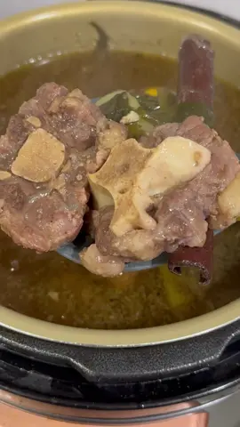 Cuaca mendung dan hampir setiap hari hujan, cocok banget masak sop. Hari ini masak sop buntut menggunakan Presto Gigante Signora. Untuk urusan memasak jadi lebih mudah dan hemat waktu, biasanya untuk memasak sop buntut dengan cara biasa perlu wkt min 3-4 jam sampai bener2 empuk. Dengan presto ini cukup +/- 45 menit dan tidak perlu di tungguin, bisa sambil ngerjain yang lain 😁  Resepnya aku share dibawah. Oh ya setiap pembelian presto juga ada dapat buku resep + hadiah Homecook ~ Oxtail Soup / Sop Buntut  Resep Sop Buntut / Oxtail Soup Bahan: 2 kg gram buntut sapi, cuci bersih, rebus sampai buntut sapi terendam semua, buang air rebusan, cuci bersih, sisihkan. 300g wortel, potong-potong 400g kentang, potong-potong Bumbu: 8 siung bawang putih, haluskan 6 siung bawang merah, haluskan 8 butir cengkeh 10 butir kapulaga 2 batang kayumanis 4 pekak / bunga lawang 1 butir bawang bombay, iris kasar 3 batang daun bawang / daun prei potong 2cm 1 butir pala, geprek 1 ruas jahe, geprek Lada, garam, kecap manis, kaldu sapi secukupnya Pelengkap: Daun seledri Tomat Sambal cabe  Cara membuat: 1. Tumis bawang putih, bawang merah / bawang bombay sampai harum.  2. Tambahkan air mendidih ke dalam panci presto  masukkan bawang yang sudah ditumis, bumbu2 lainnya. 3. Buka panci presto, buang lemak / minyak, masukkan wortel dan kentang, masak sampai matang.  4. Tambahkan bawang bombay dan daun bawang, lada bubuk, koreksi rasanya. 5. Saat disajikan boleh di tambah tomat yang sudah dipotong-potong dan taburkan dengan bawang goreng dan daun seledri. Sop buntut siap disajikan dengan nasi dan emping serta jangan lupa sambal 😁 #prestosignora #sopbuntut #signoratangerang #signoraindonesia #signorajakarta #homecook #homecooking #oxtailsoup #comfortfood #soupoftheday #homecookmeal #asianfood #indonesianfood #masakannusantara #masakanrumah#masakanindonesia #cookingbyfenz