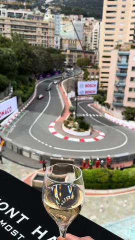 Let’s start this 7th Formula E Monaco GP 🇲🇨🏎️🏁 From the mythic Hairpin of the #FairmontMonaco 🧷 ©️🎥 @MonsieurLifestyle #MonsieurLifestyle  #MonacoGP #formulaE #monacomontecarlo #monacolife #monacohighlife #montecarlomonaco #eprixmonaco #fairmontmoments #goodlife #goodlifestyle #thebillionaireclub 