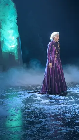 Av med kjolen, av med kjolen! Nå er FROST ferdigspilt, så la meg avsløre den magiske hånden ❄️ 👗 #frozen #frozenthemusical #elsa #quickchange #letitgo #frozenthemusical #revival 