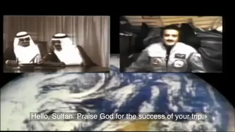 من الذاكرة | فيديو مكالمة الملك سلمان حفظه الله والملك فهد رحمه الله مع أول رائد فضاء عربي مسلم، الأمير سلطان بن سلمان ال سعود. استمرت رحلة الأمير فالفضاء مدة 7 أيام، بدايةً من 17 يونيو  1985 على متن رحلة ديسكفري الثامنة عشر التابعة لوكالة ناسا. جدير بالذكر أن الأمير قام بعدة مهام من ضمنها المشاركة في نشر القمر الصناعي لمنظمة عربسات (ARABSAT) المسمى عربسات-1ب (ARABSAT-1B) وغيرها العديد من المهام كالتجارب العلمية كتجربة الغاز المتأين وغيرها الكثير . #سدم #السعودية🇸🇦 #الفضاء 
