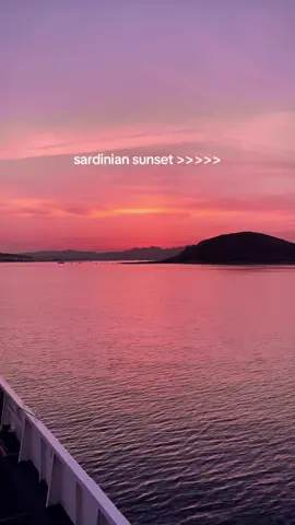 Have you ever seen a sunset like this?🌅>>>> #sardegna #perte #lamaddalena #sunset #trend #summer2024 #perteeee #italy🇮🇹 #boatlife 