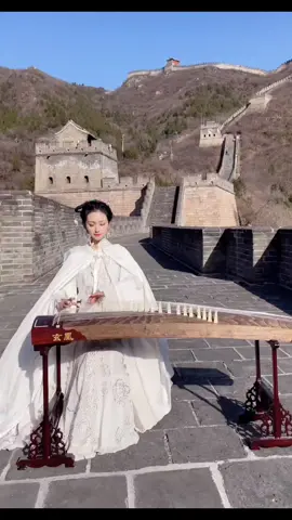 Trên bức trường thành có nàng tiên nhỏ đánh đàn giữa nắng mai. Từng giai điệu 《 Biệt tri kỉ》 vang lên len lỏi trong tâm hồn!#dantranhcover#biettriki  #nhachaymoingay#nhacbuon#nhachoa#nhachoatamtrang #nhachoathinhhanh #xiaoxing12378#TikTokGiaiTri #xuhuongtiktok #PEPSIRAVOLUTION #Book Tok