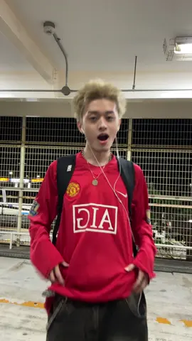 今年の夏のトレンドはサッカーユニ×ハーフパンツっしょ。偽物のサッカーユニって見たらすぐ分かるよね。 最近の古着屋、パチが多い気がする。 学生は特に気をつけて。 これはクリスティアーノ・ロナウドが居た3連覇した頃の07/09のマンUのユニ。 両腕にプレミア優勝記念パッチ付きなのが最高なんだよね。。。 この頃はまだ俺は小学生で サンフレッチェ広島が好きだったけど、当時ACLを制したガンバ大阪vsマンUがクラブW杯で試合をしてるのを見て世界って凄いってめちゃ喰らったのを今でも鮮明に覚えてるな〜。 やっぱ最近流行りのゲームシャツ風のアイテムじゃなくて、俺はゲームシャツがロマンだなぁ。 #02 #インスタ #おすすめ #fyp #fypシ #スパイキーショート #ゲームシャツ #マンチェスターユナイテッド #マンu #クリスティアーノ・ロナウド #manchesterunited 