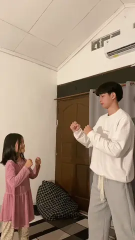 bocil ganggu #fight #dance #duo #fyp #Siblings #sibling #ponakan #abang #om #kaka #adik #meme fight trend dance #teken 